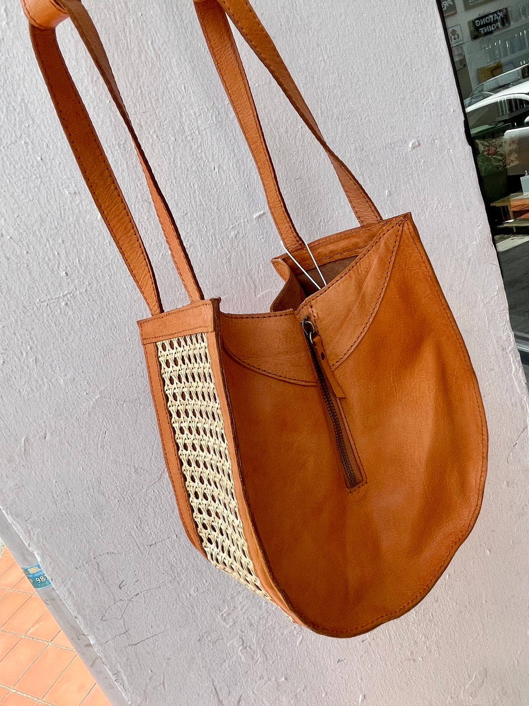 Kai Leather U-Crossbody Bag (3 COLOURS)
